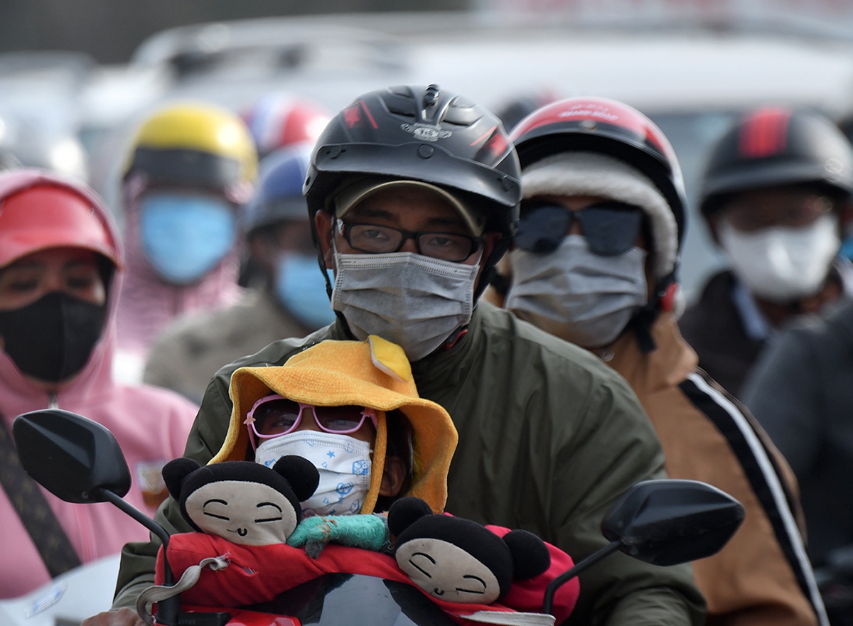 Nguoi mien Tay chat vat tren duong tro lai TP.HCM hinh anh