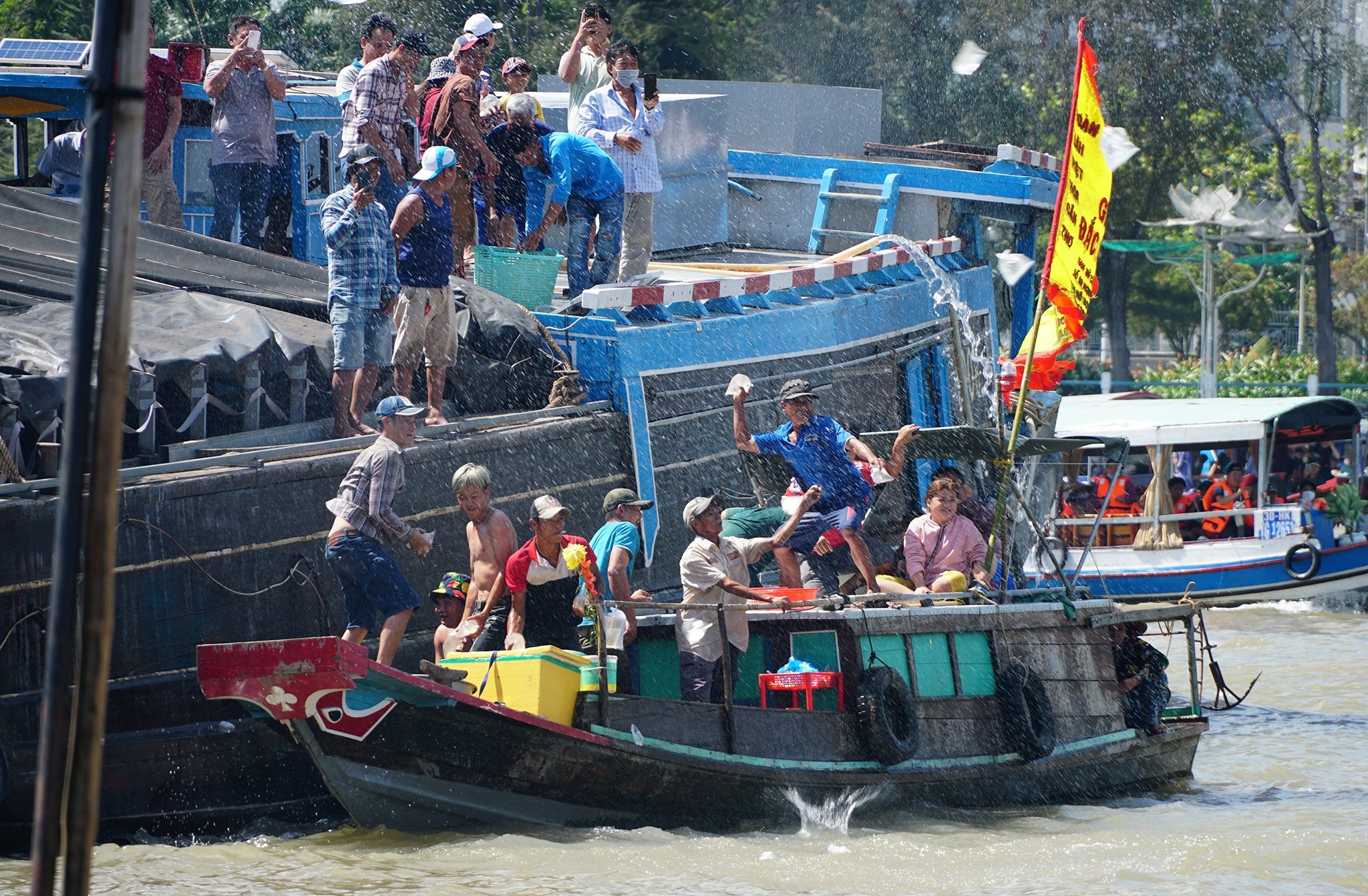 Nghin nguoi te nuoc tai le hoi dau nam o Can Tho hinh anh