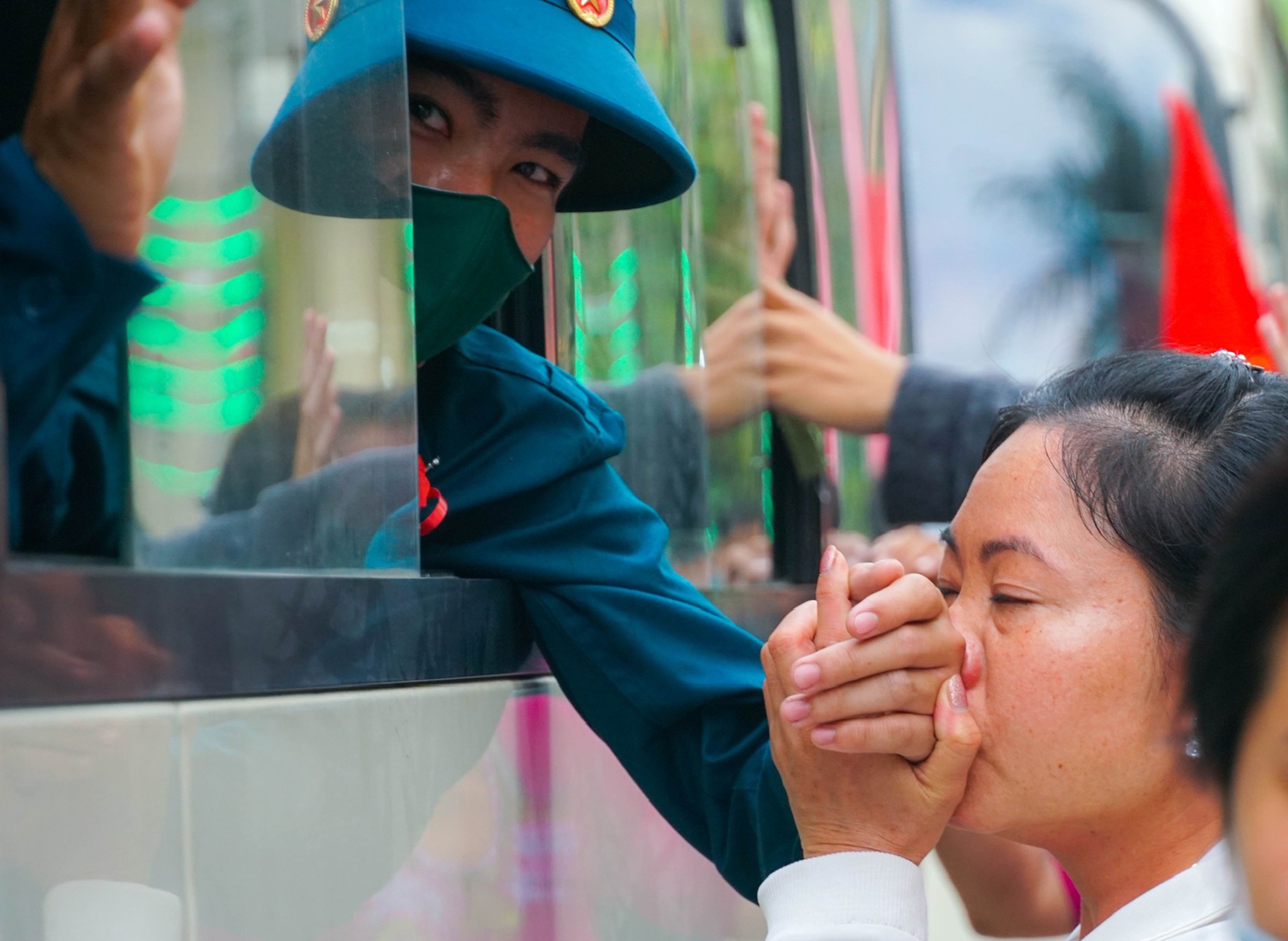 Thanh nien Can Tho bin rin chia tay nguoi than len duong nhap ngu hinh anh