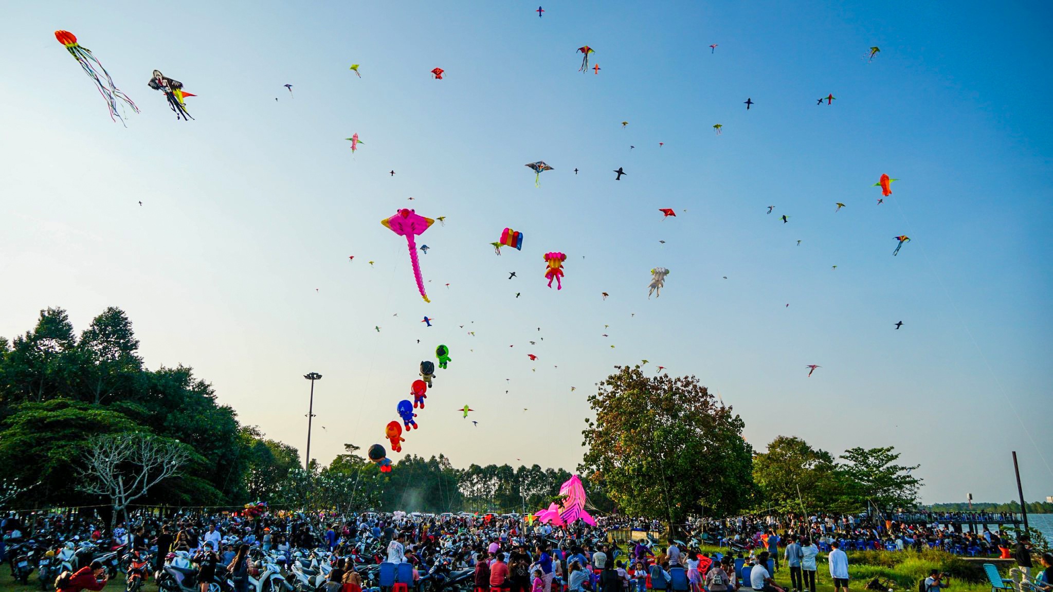 Hang nghin nguoi mien Tay do ra cong vien ven song tha dieu hinh anh
