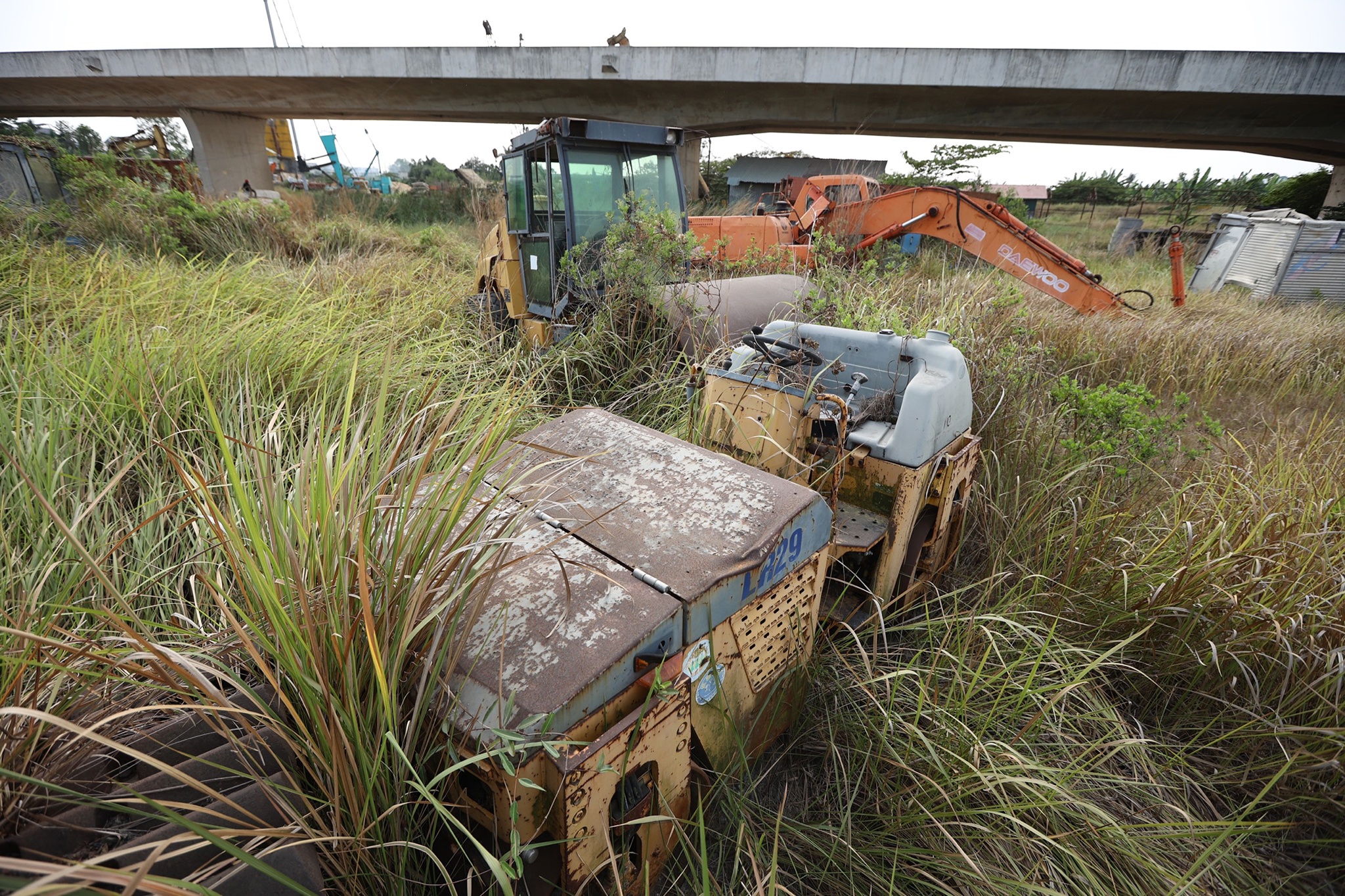 'Nghia dia' may moc tren cong truong cao toc Ben Luc - Long Thanh hinh anh