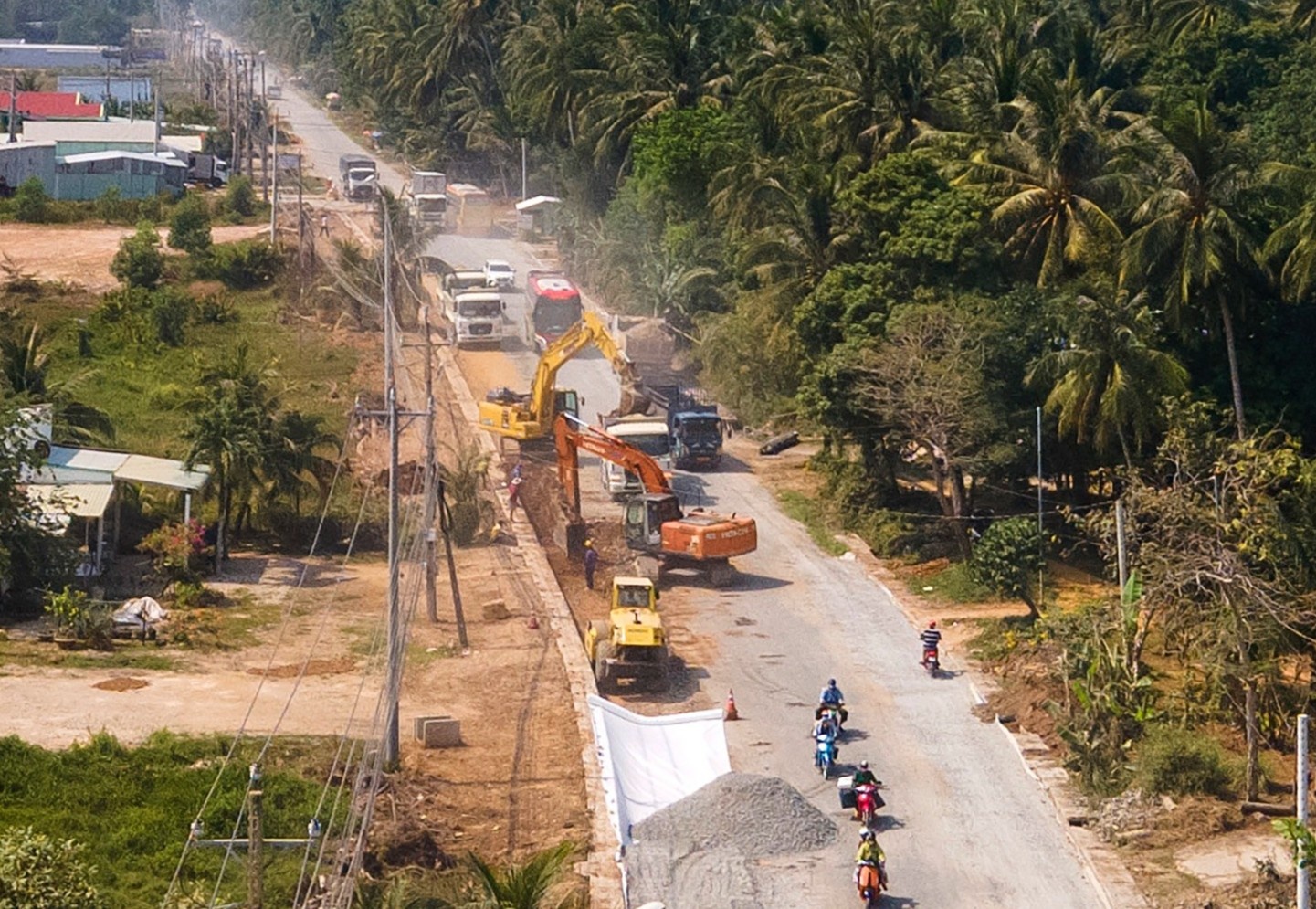 Canh thi cong tap nap giai cuu 'con duong dau kho' o mien Tay hinh anh