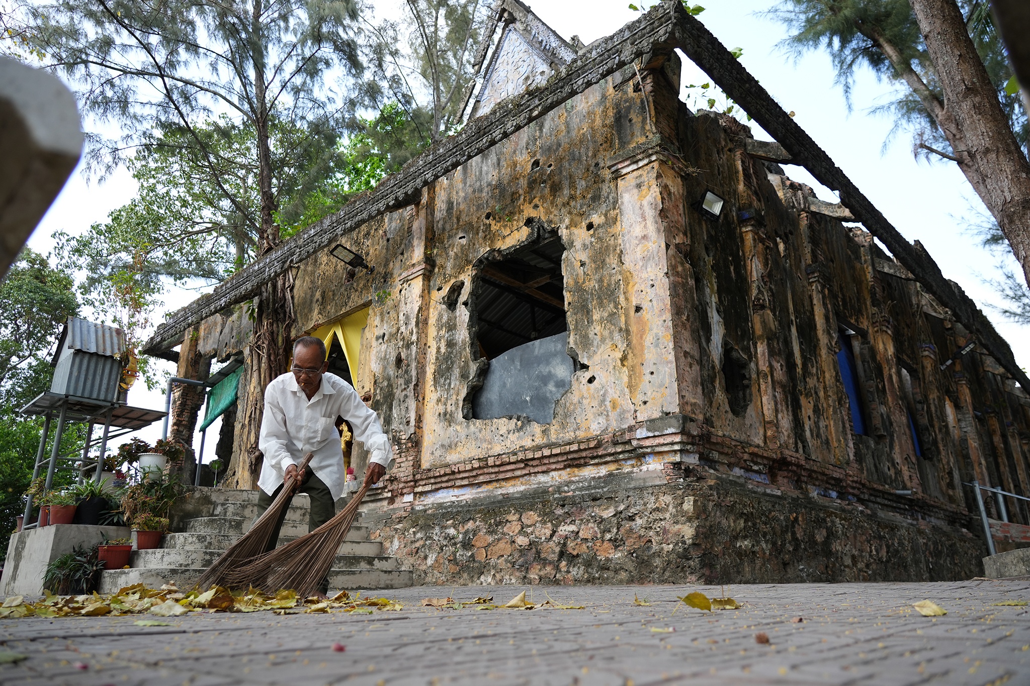 Ngoi chua do nat nhung duoc giu nguyen trang o mien Tay hinh anh