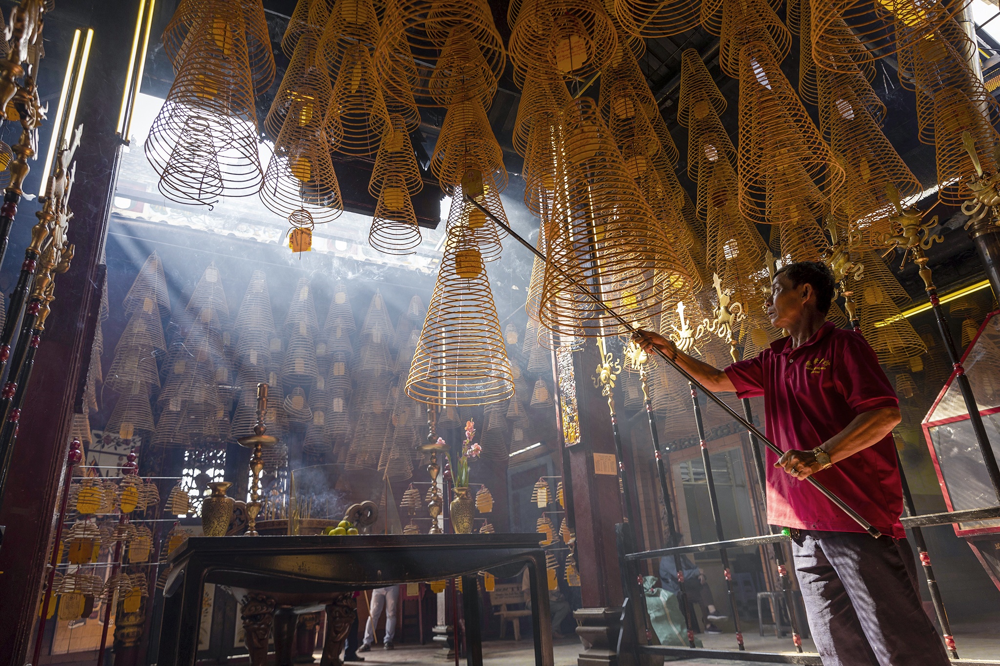 Hang tram vong nhang 'khong bao gio tat' trong ngoi chua co mien Tay hinh anh