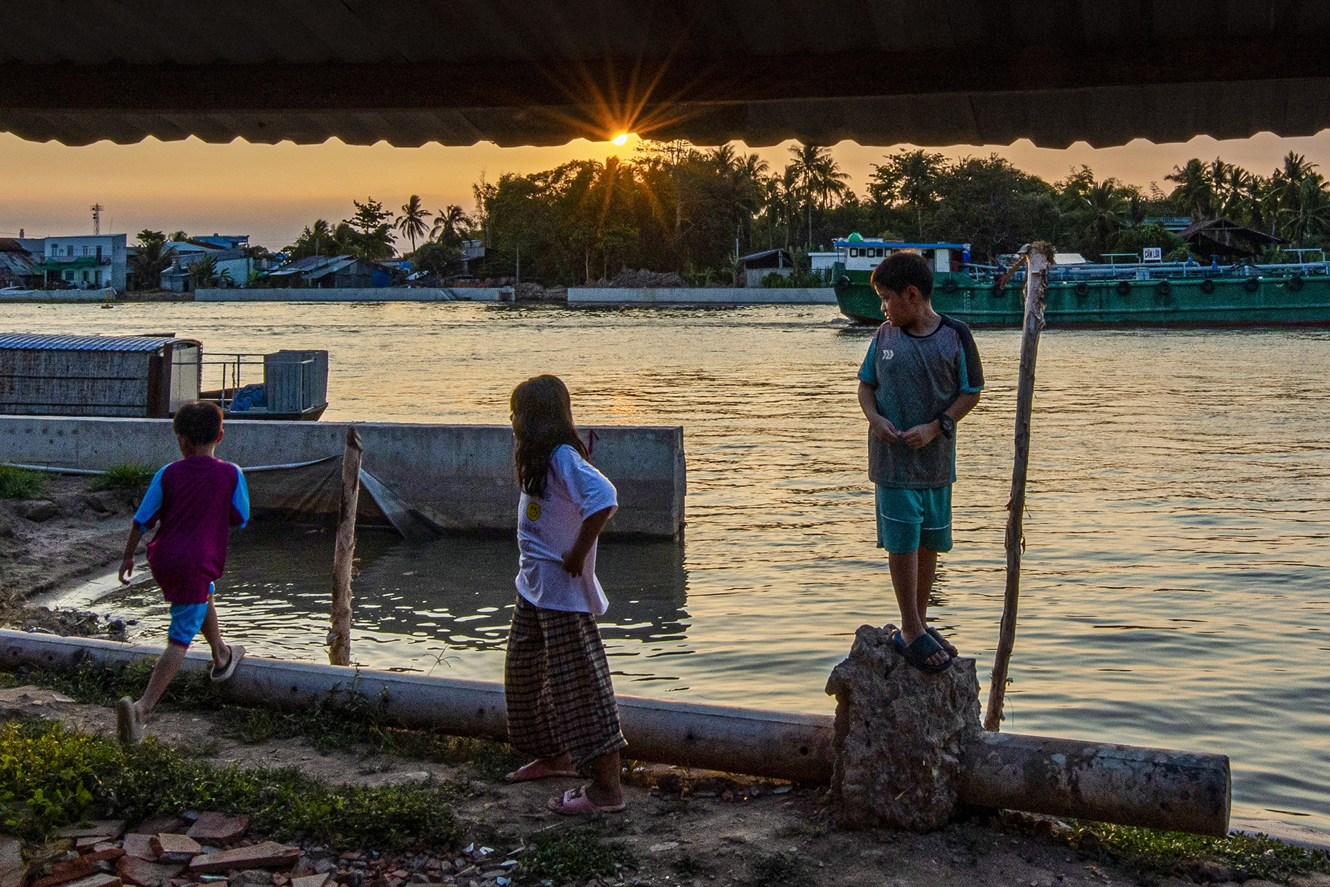 Cuoc song tam bo trong nhung can nha 'cho sap' o mien Tay hinh anh