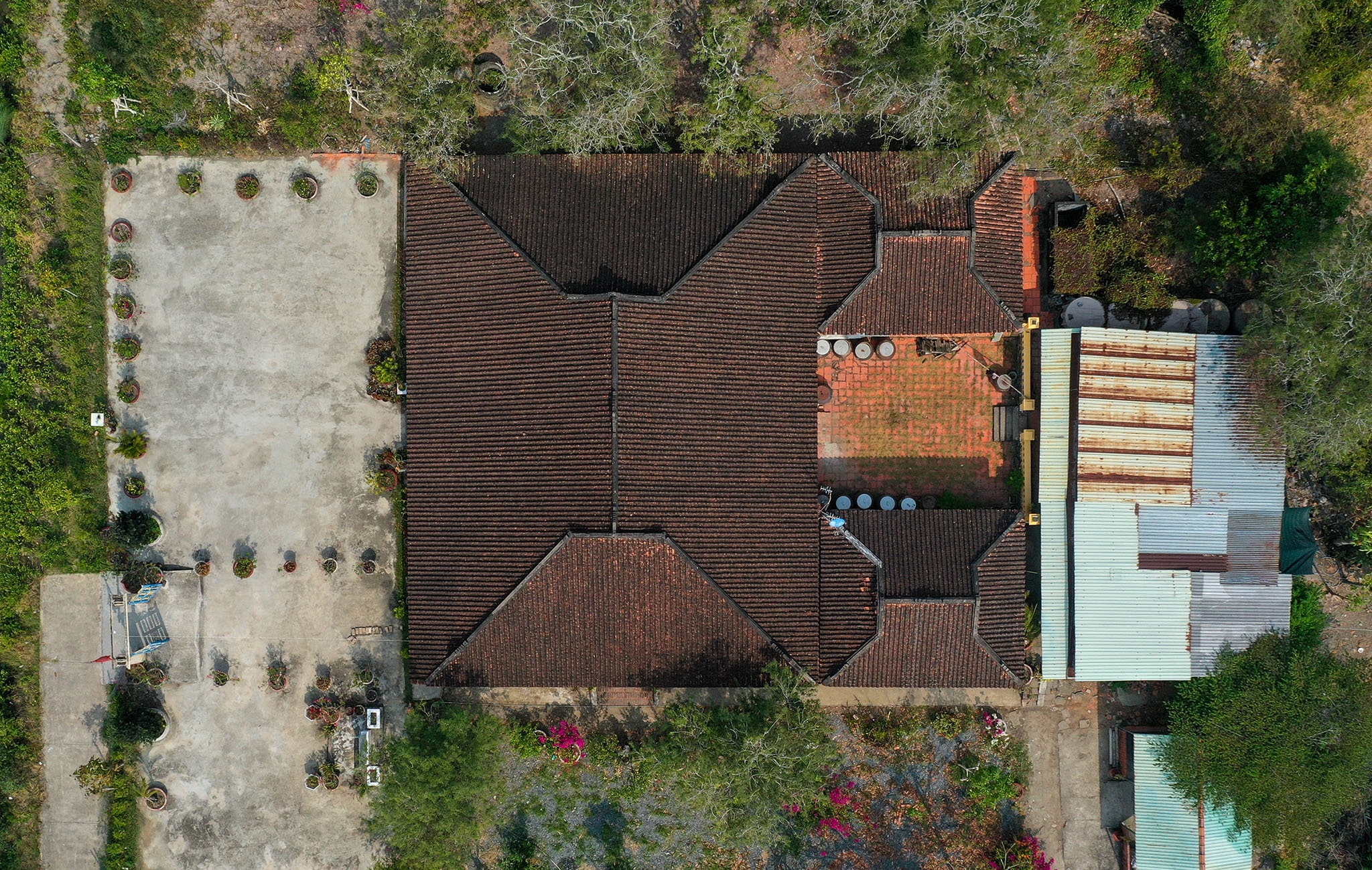 Ngoi nha tram cot tren 120 nam tuoi o mien Tay hinh anh