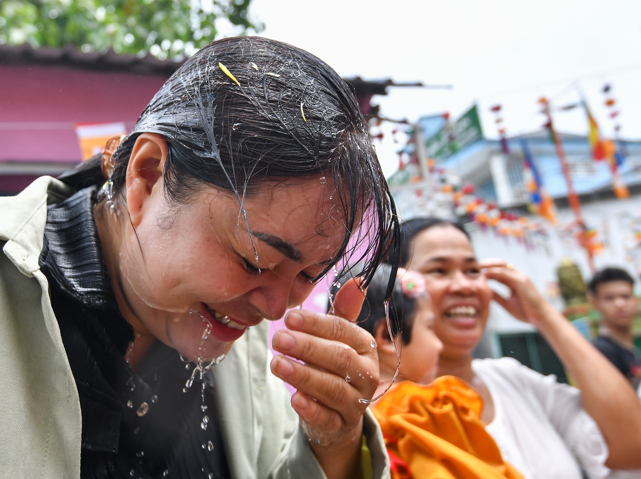 Bien nguoi xin nuoc tam Phat dip Tet Chol Chnam Thmay o mien Tay hinh anh