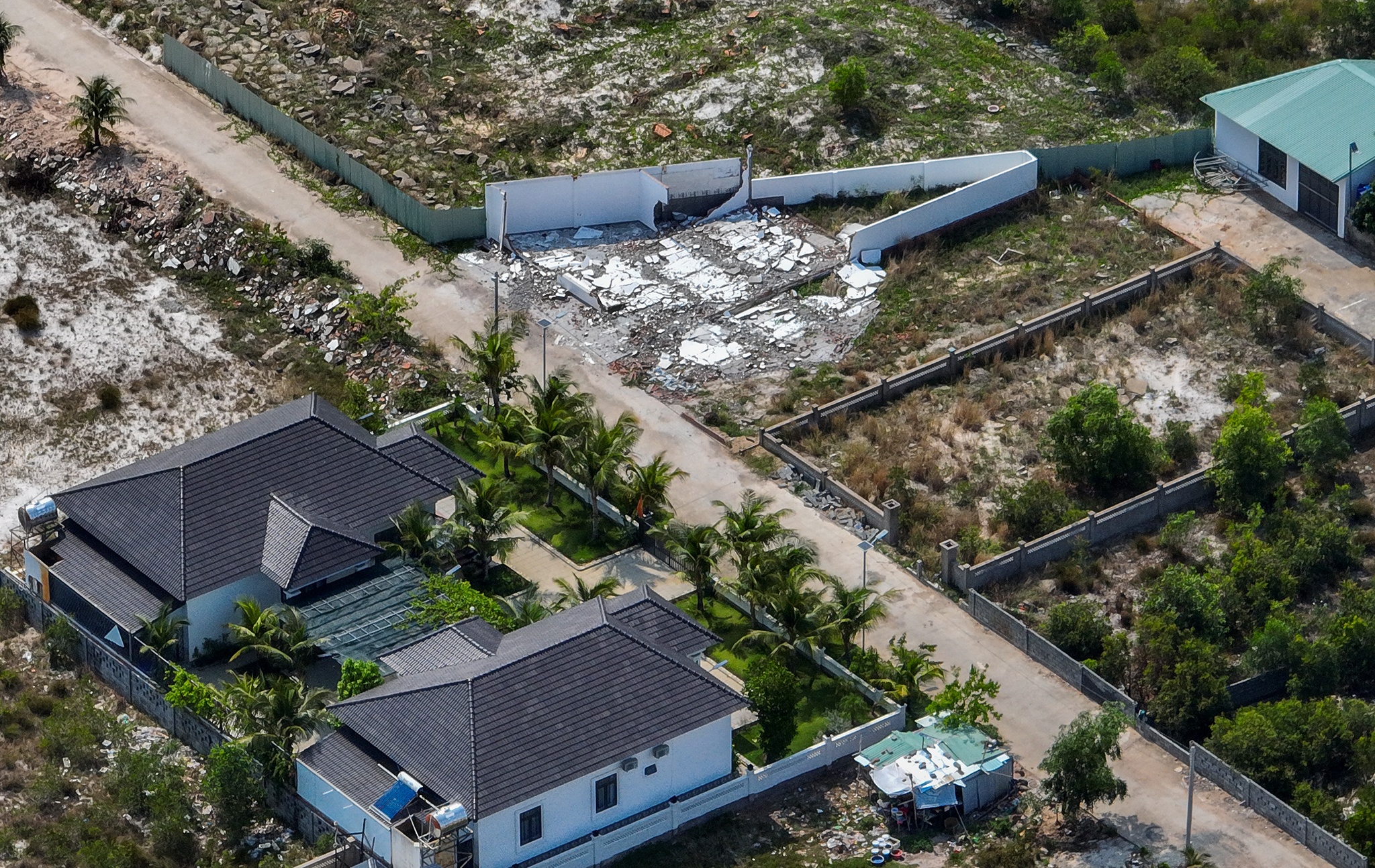 Canh hoang hoa tai khu 79 can biet thu khong phep o Phu Quoc hinh anh