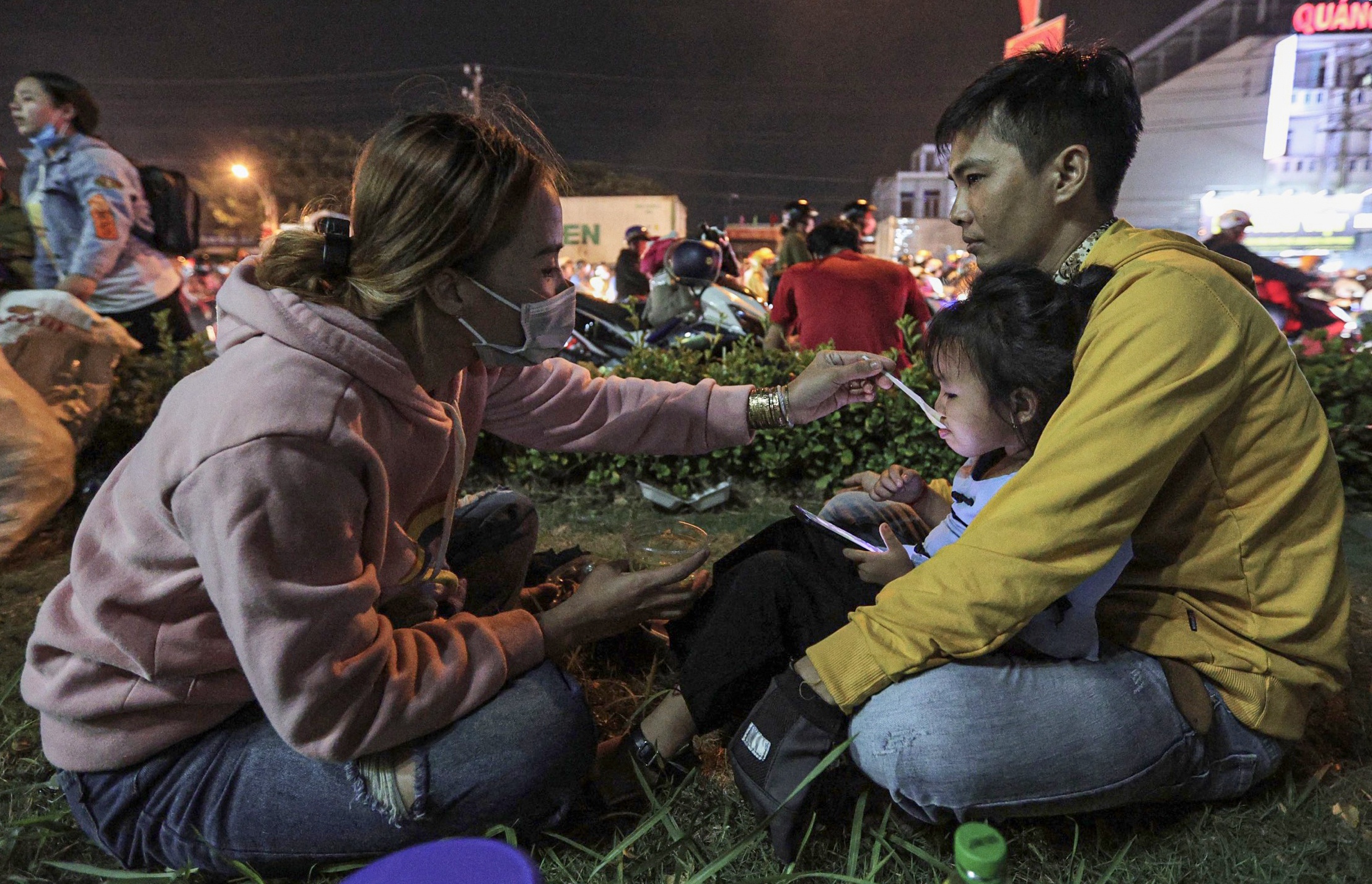 Nguoi mien Tay va vat xuyen dem ve que nghi le 30/4-1/5 hinh anh