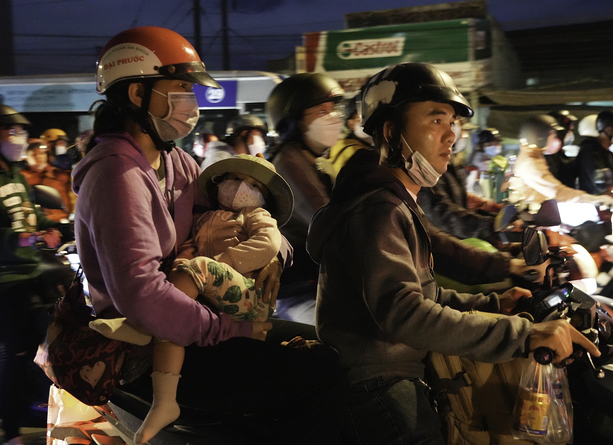 Dong nguoi mien Tay chen chuc tro lai TP.HCM trong dem hinh anh