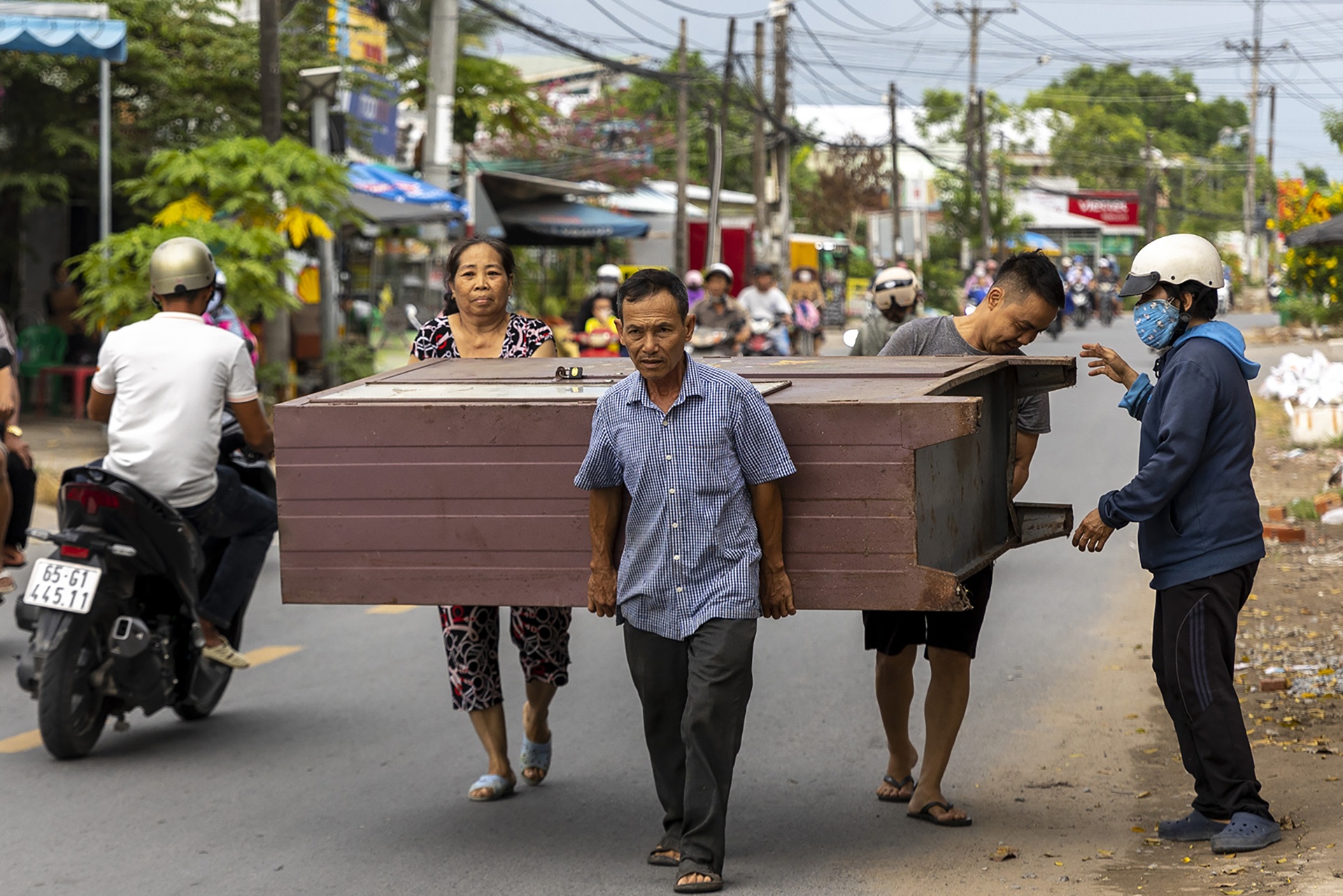 Nguoi dan thao chay khi hang loat can nha bi sat xuong song Can Tho hinh anh