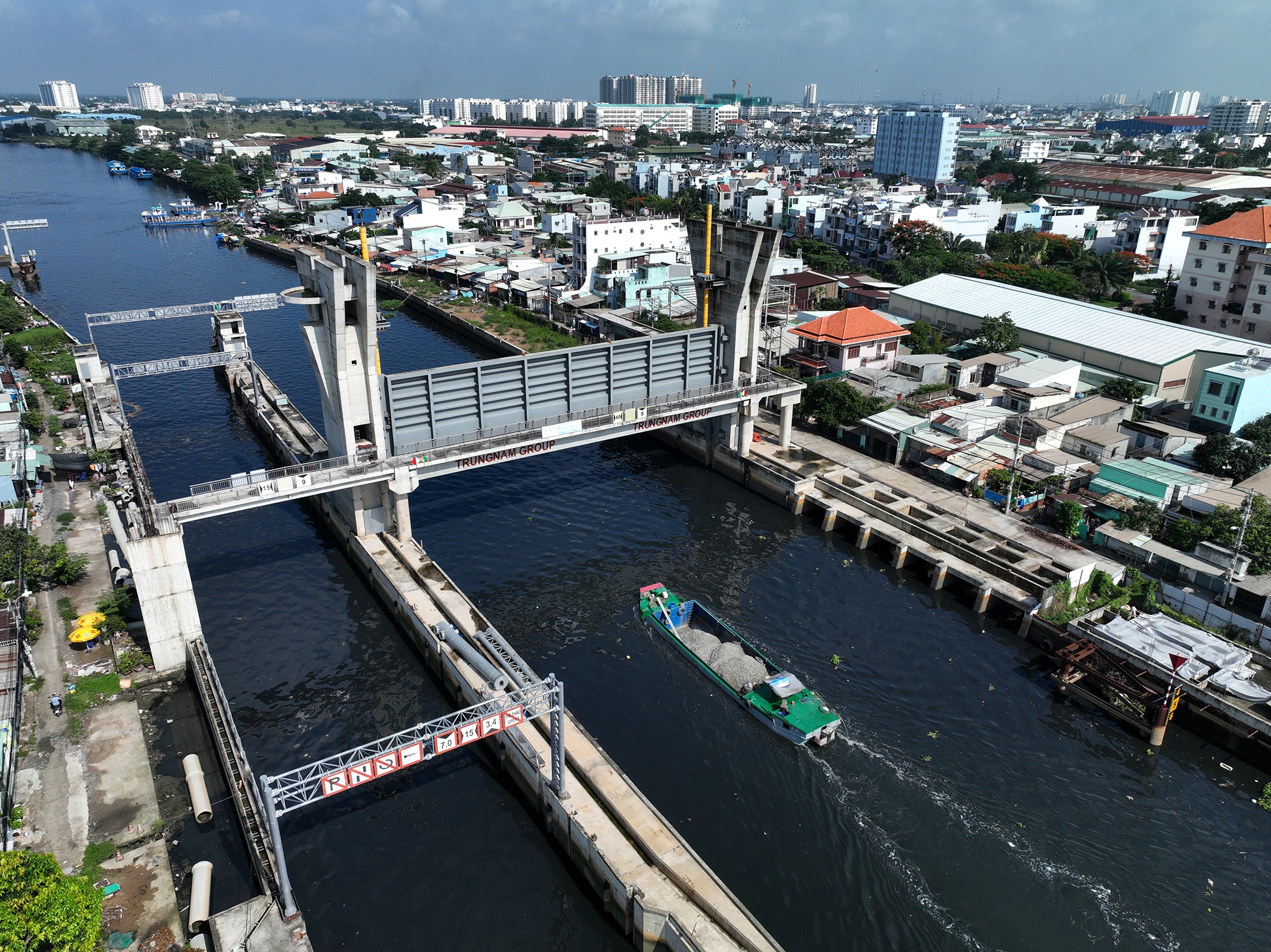 Canh vang ve tren cong truong du an chong ngap 10.000 ty tai TP.HCM hinh anh