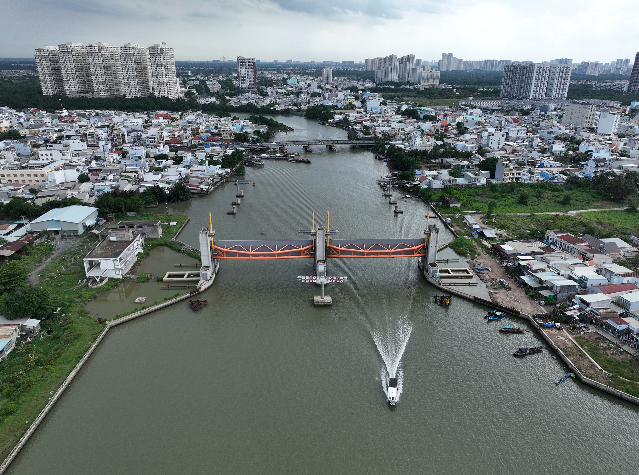 Chinh phu go vuong cho 'sieu du an' chong ngap 10.000 ty o TP.HCM hinh anh