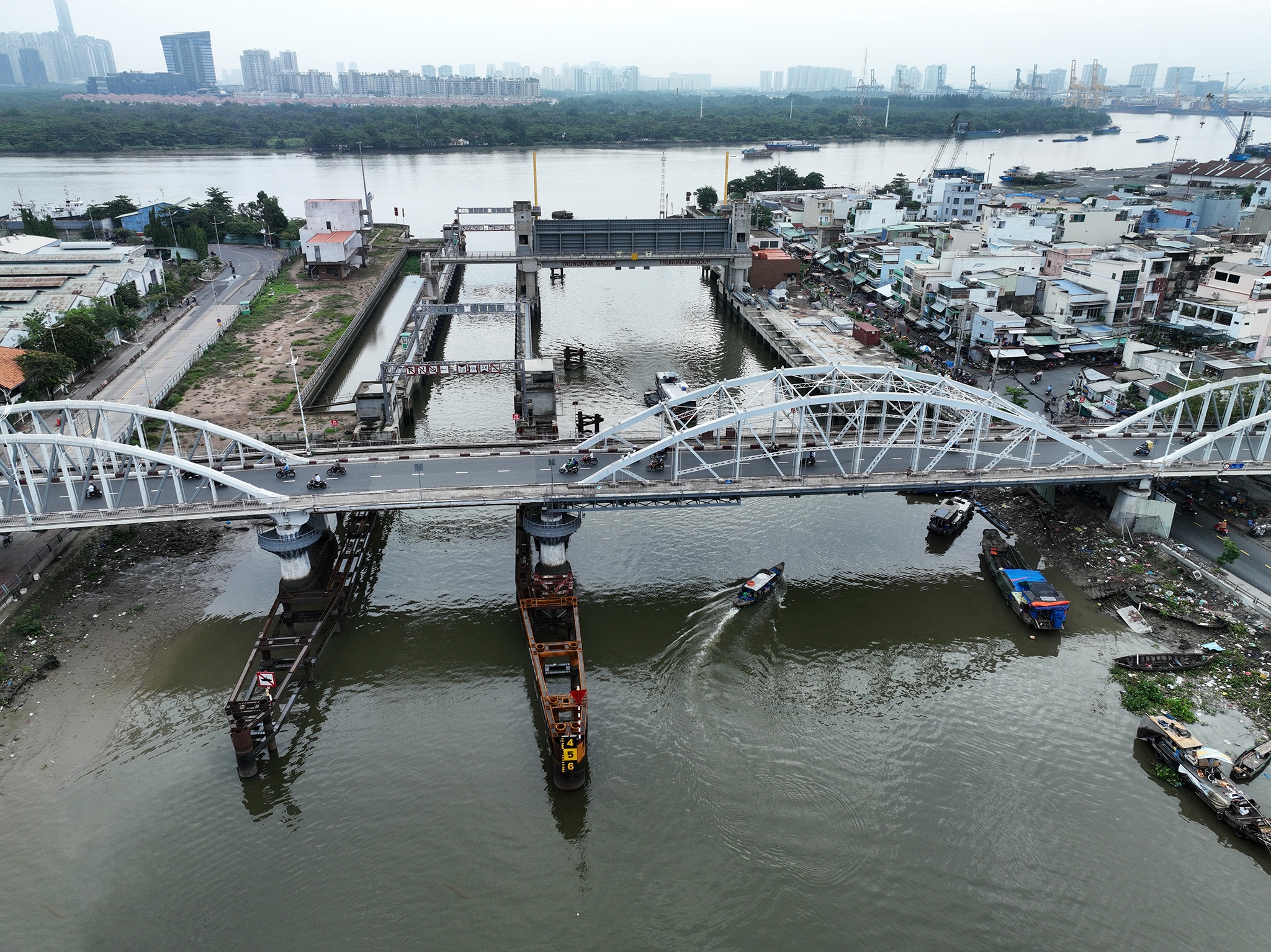 TP.HCM chong ngap anh 13