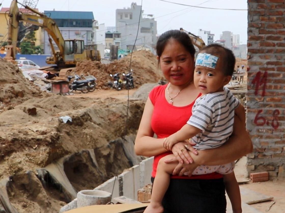 Dan bac cau vao nha tren con duong nghin ty hinh anh