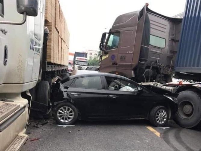 Tai nan lien hoan o Bac Ninh, oto Hyundai bi kep giua 2 xe dau keo hinh anh