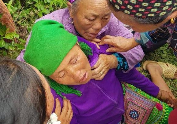 Gan 10 ngay tim kiem nguoi dan ong mac ket trong hang da hinh anh