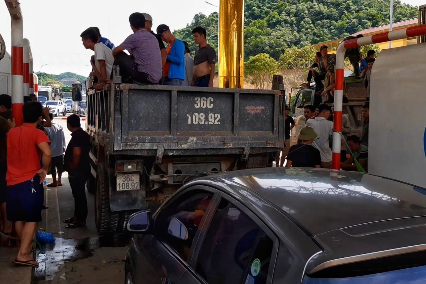 nguoi dan phan doi BOT Hoa Lac Hoa Binh anh 1