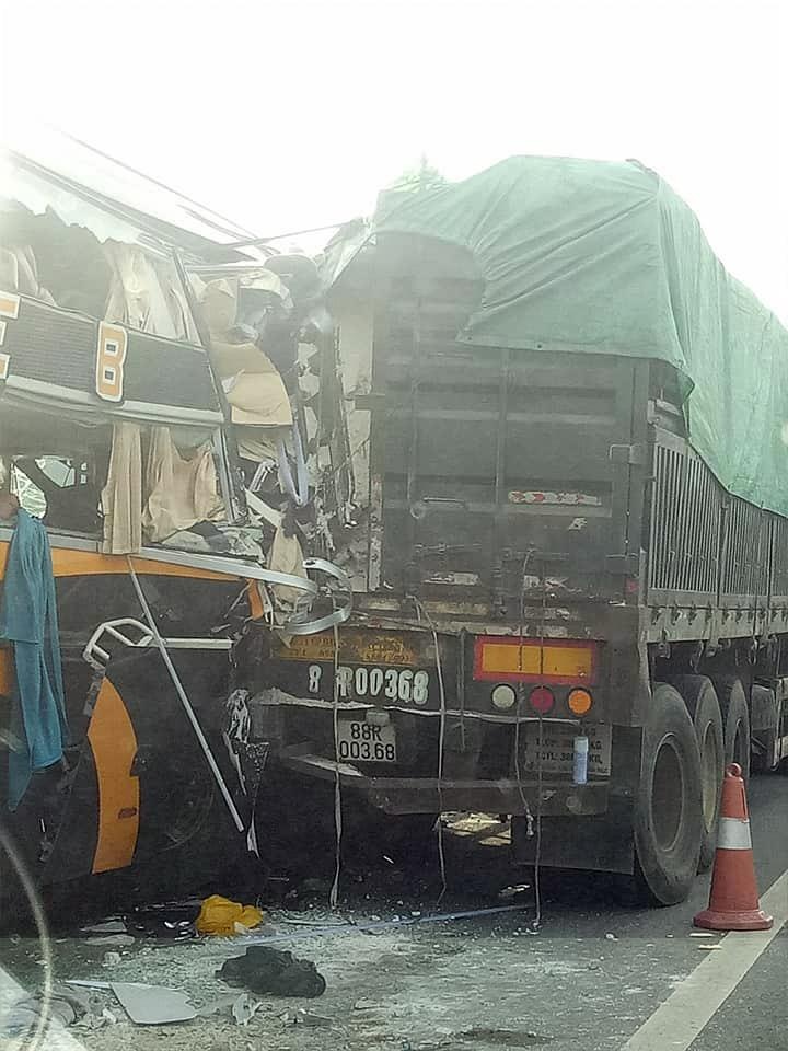 Xe khach dam xe tai anh 1