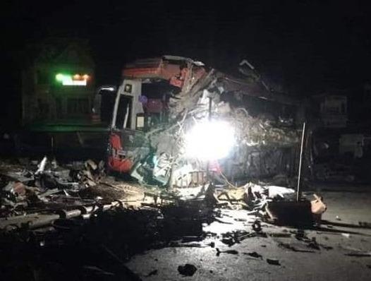 Khoanh khac xe tai cho sat vun tong vao oto khach trong dem hinh anh