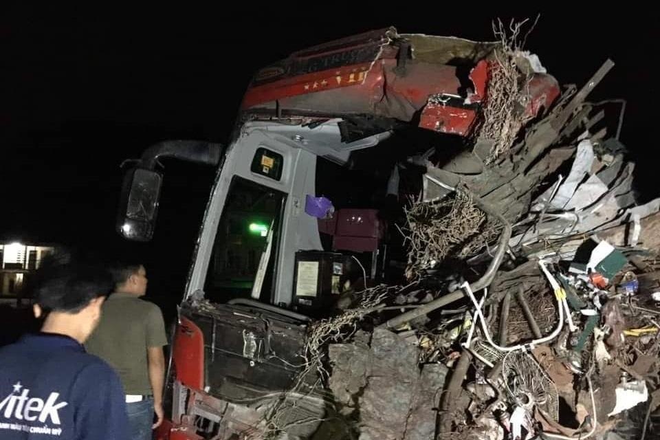 Xe khach cho 41 nguoi bien dang sau pha doi dau oto tai cho sat vun hinh anh