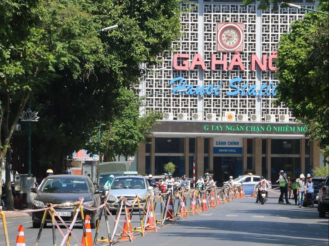 Duong trung tam Ha Noi bi rao chan 15 thang de lam nha ga metro hinh anh