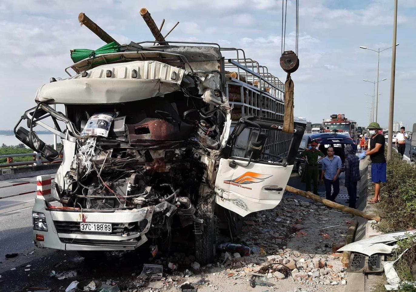 Xe cho go nat dau sau cu dam xe cho vat lieu tren cau Thanh Tri hinh anh