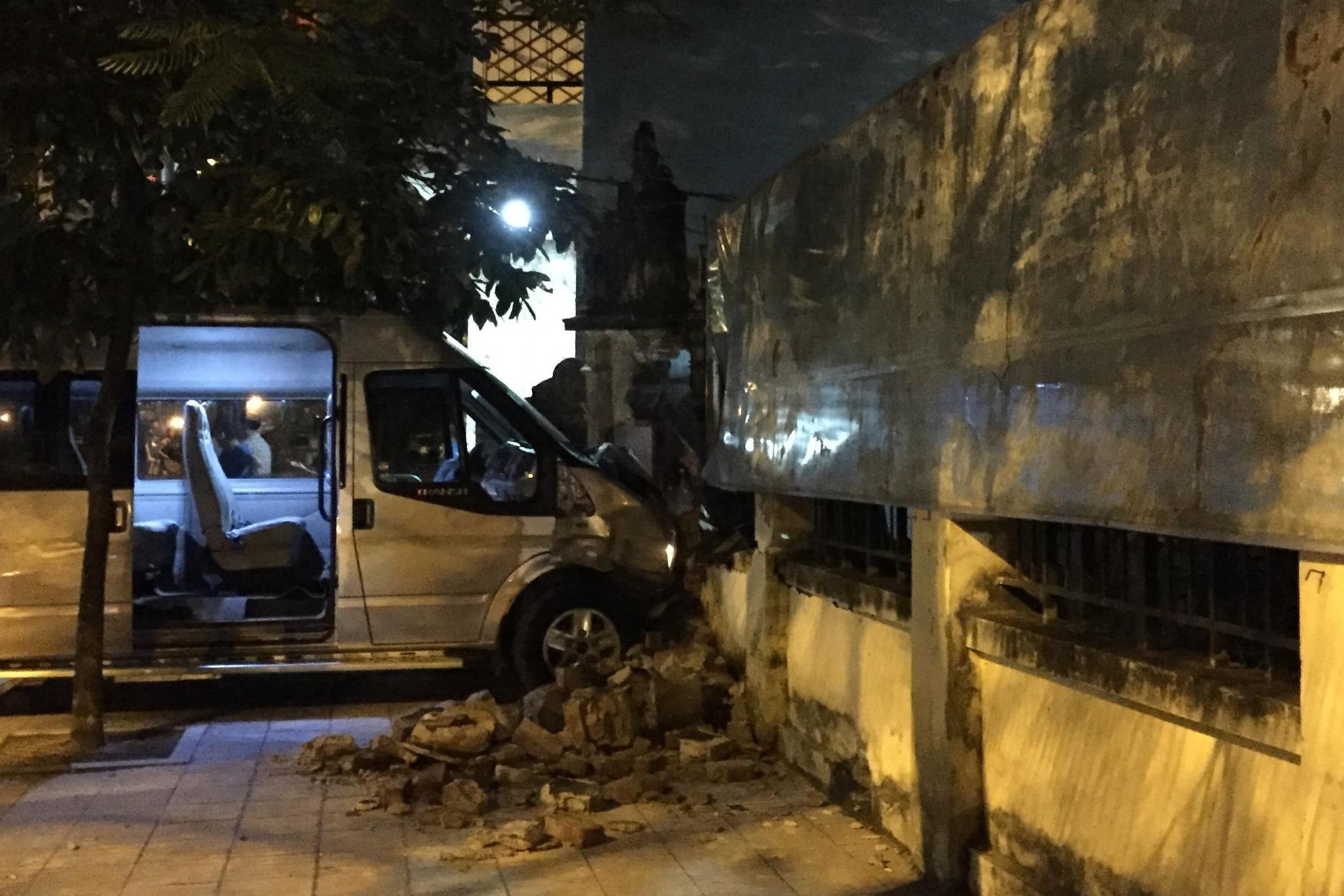 Xe 16 chỗ đâm taxi ảnh 1 Xe 16 cho dam taxi anh 1