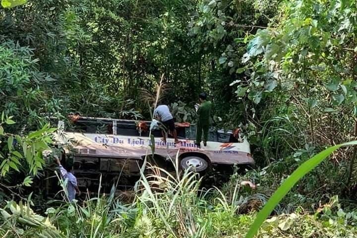 Lật xe khách Quảng Ninh ảnh 1 Lat xe khach Quang Ninh anh 1