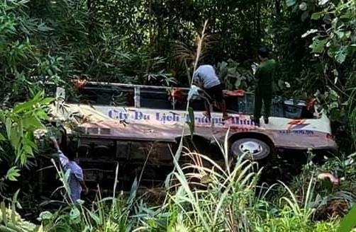 2 nguoi chet, 18 hanh khach bi thuong khi oto roi xuong vuc 30 m hinh anh