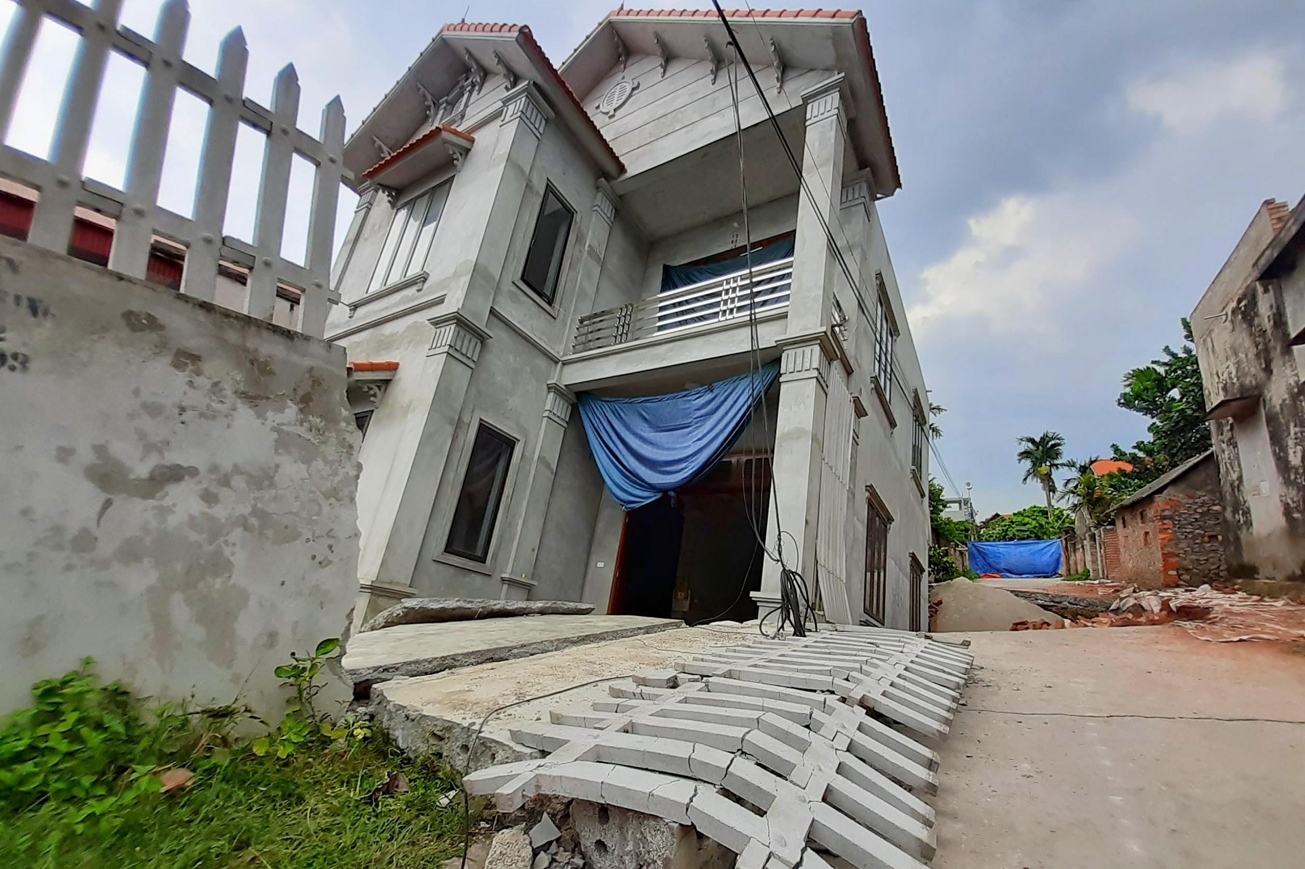 Di doi khan cap 3 ho dan sat ho tu than 'nuot' nha 2 tang hinh anh