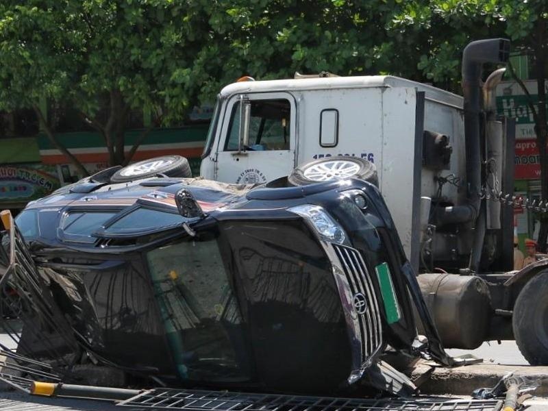 Chuyen lan dot ngot, oto Fortuner bi xe container dam lat ngang hinh anh