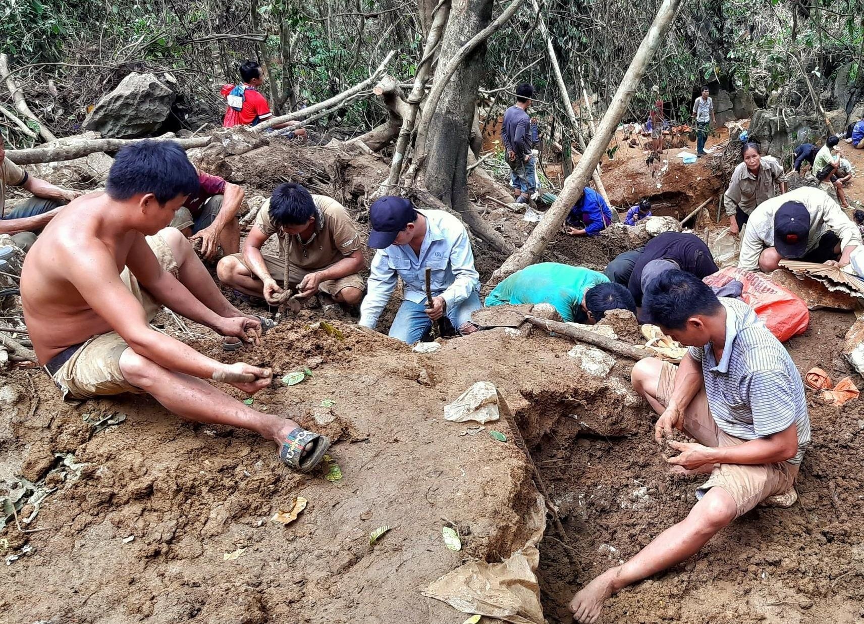 Bat chap canh bao, hang tram nguoi van do xo len nui tim da quy hinh anh