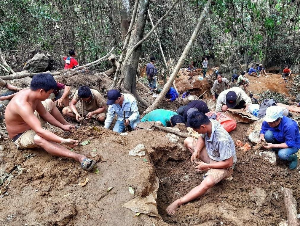Nhung phan nguoi di dao van may tren nui 'da quy' o Yen Bai hinh anh
