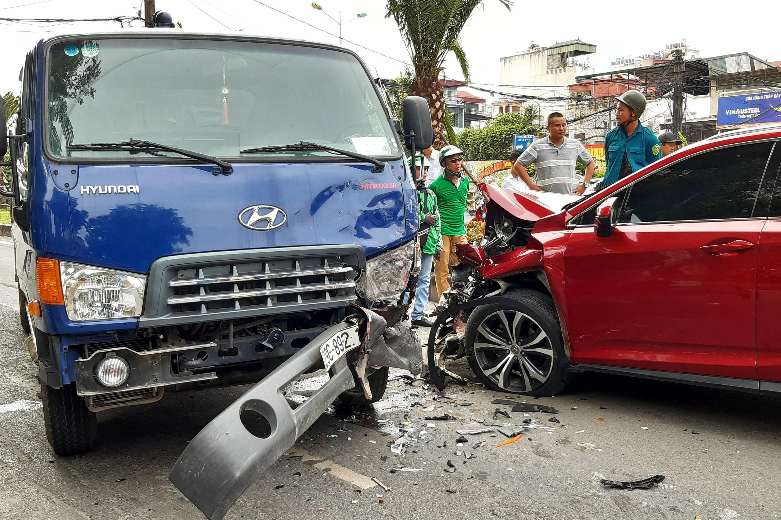 Lexus doi dau xe bon anh 1