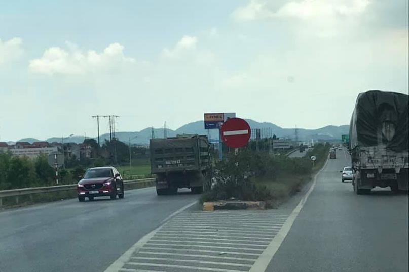 Xe tai di nguoc chieu vao lan 90 km/h tren duong cao toc hinh anh