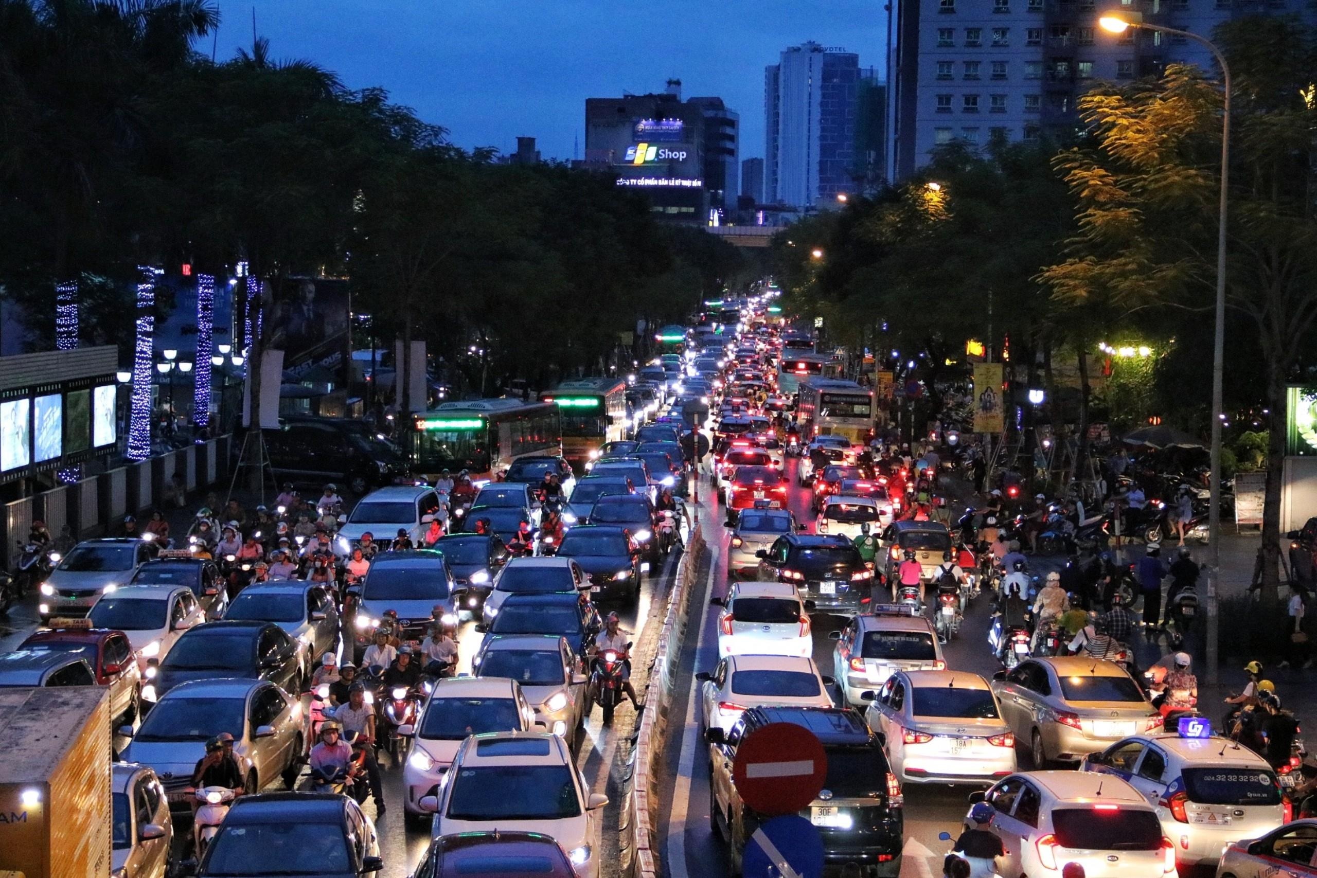 Ha Noi tac duong sau mua lon do hoan luu bao so 3 hinh anh