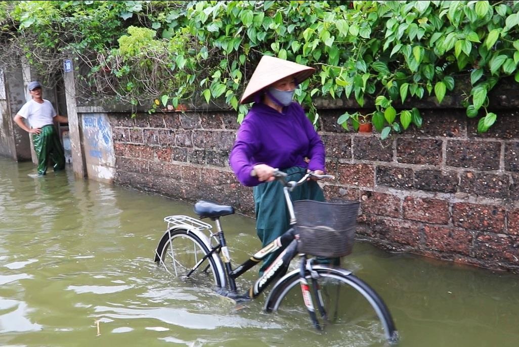 Canh ngap lut 2 ngay sau mua bao o Ha Noi hinh anh