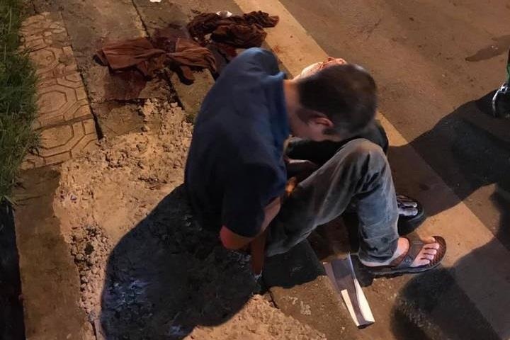 Hon chien sau va quet giao thong, tai xe Vios bi thuong nang hinh anh