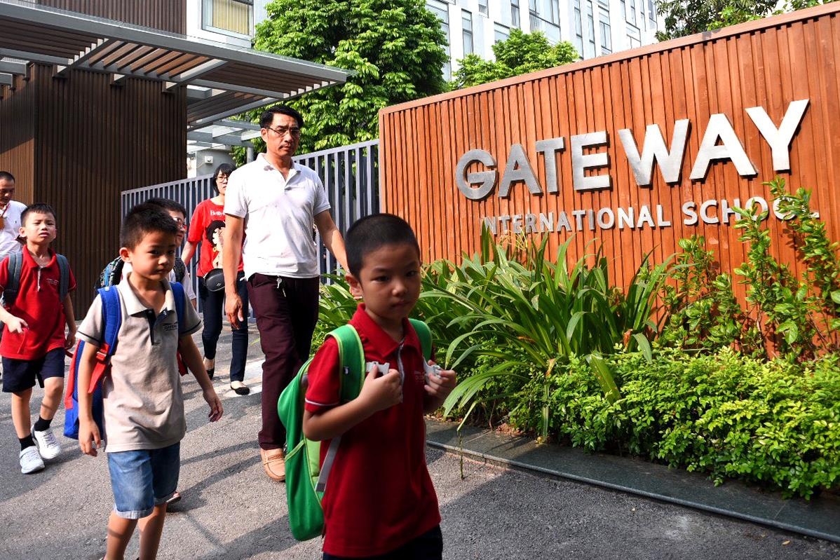 hoc sinh lop 1 truong gateway bi bo quen tren xe anh 2