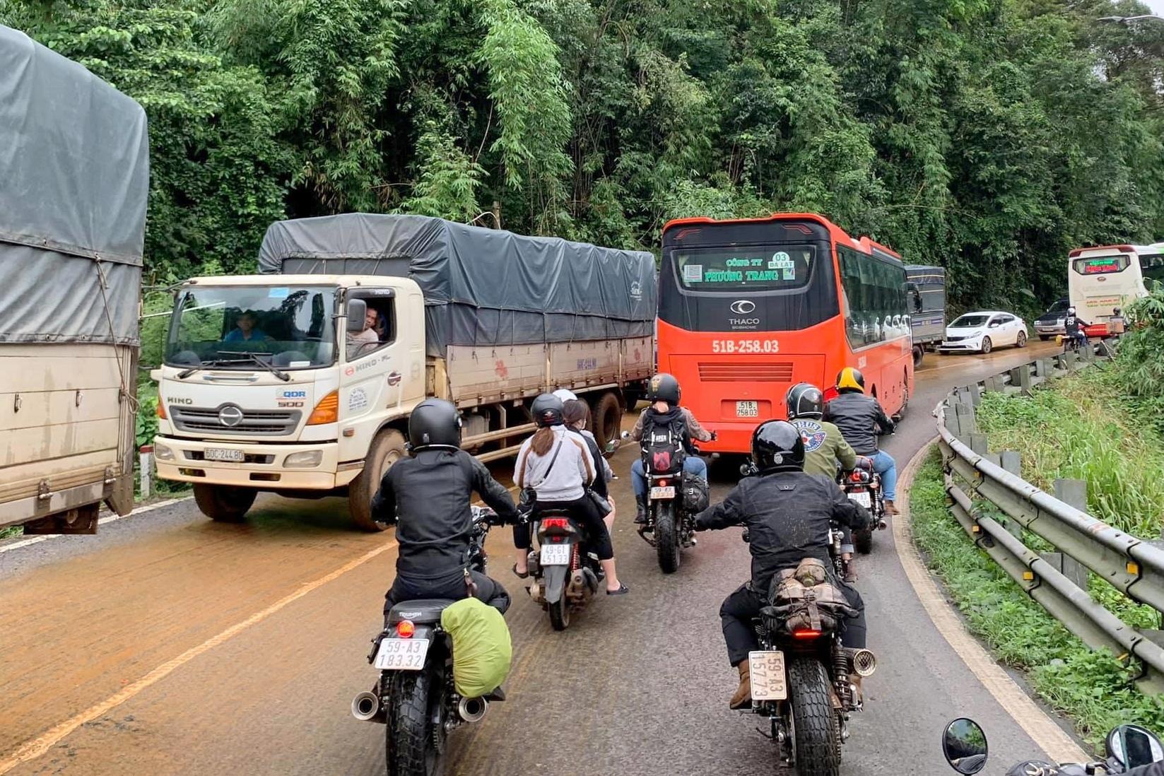 Sat lo o deo Bao Loc, duong len Da Lat te liet hinh anh