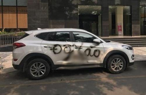 Oto bi phun son 'canh cao' vi do sai vi tri hinh anh