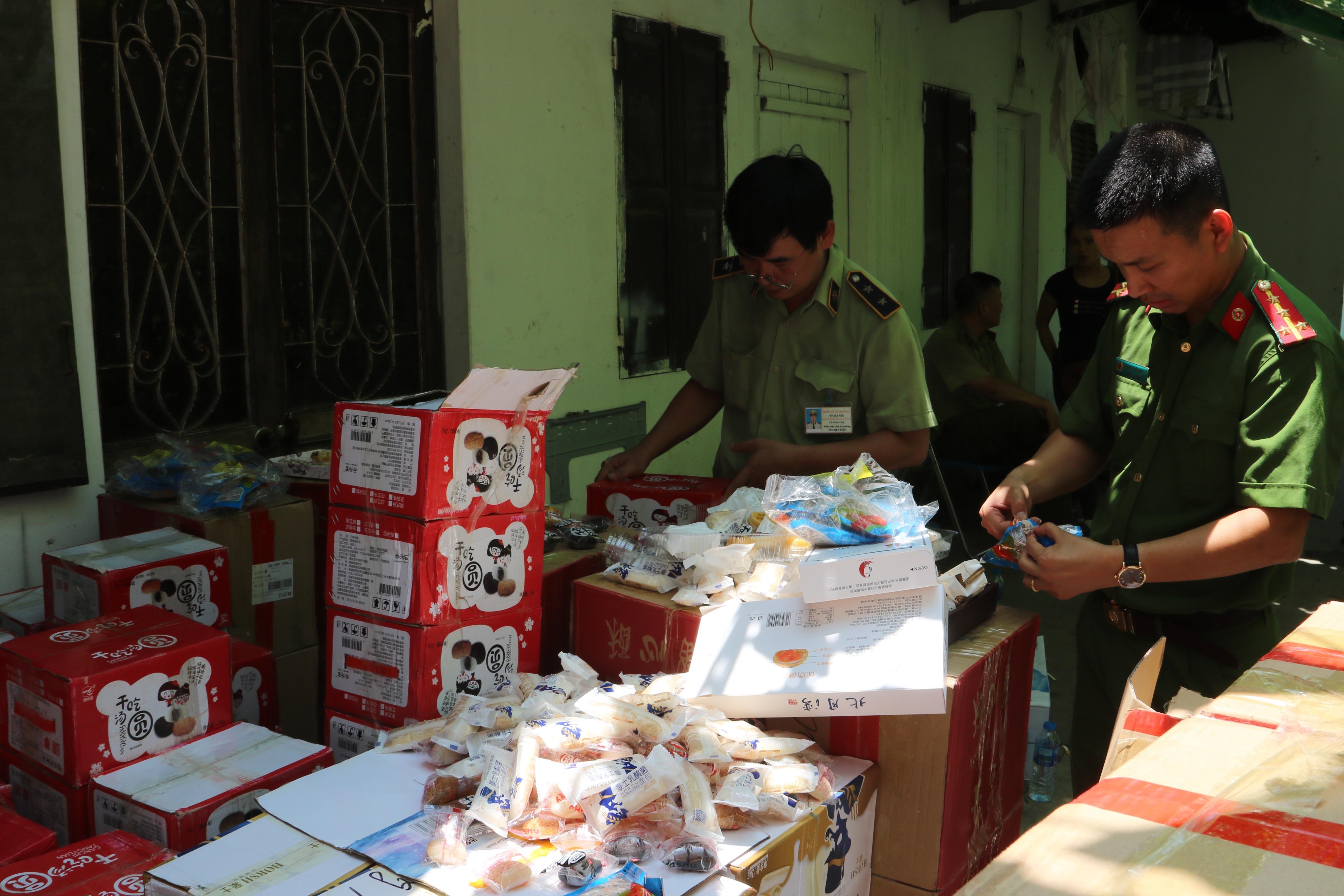 Bat giu nhieu thung banh trung thu nhap lau tu Trung Quoc hinh anh