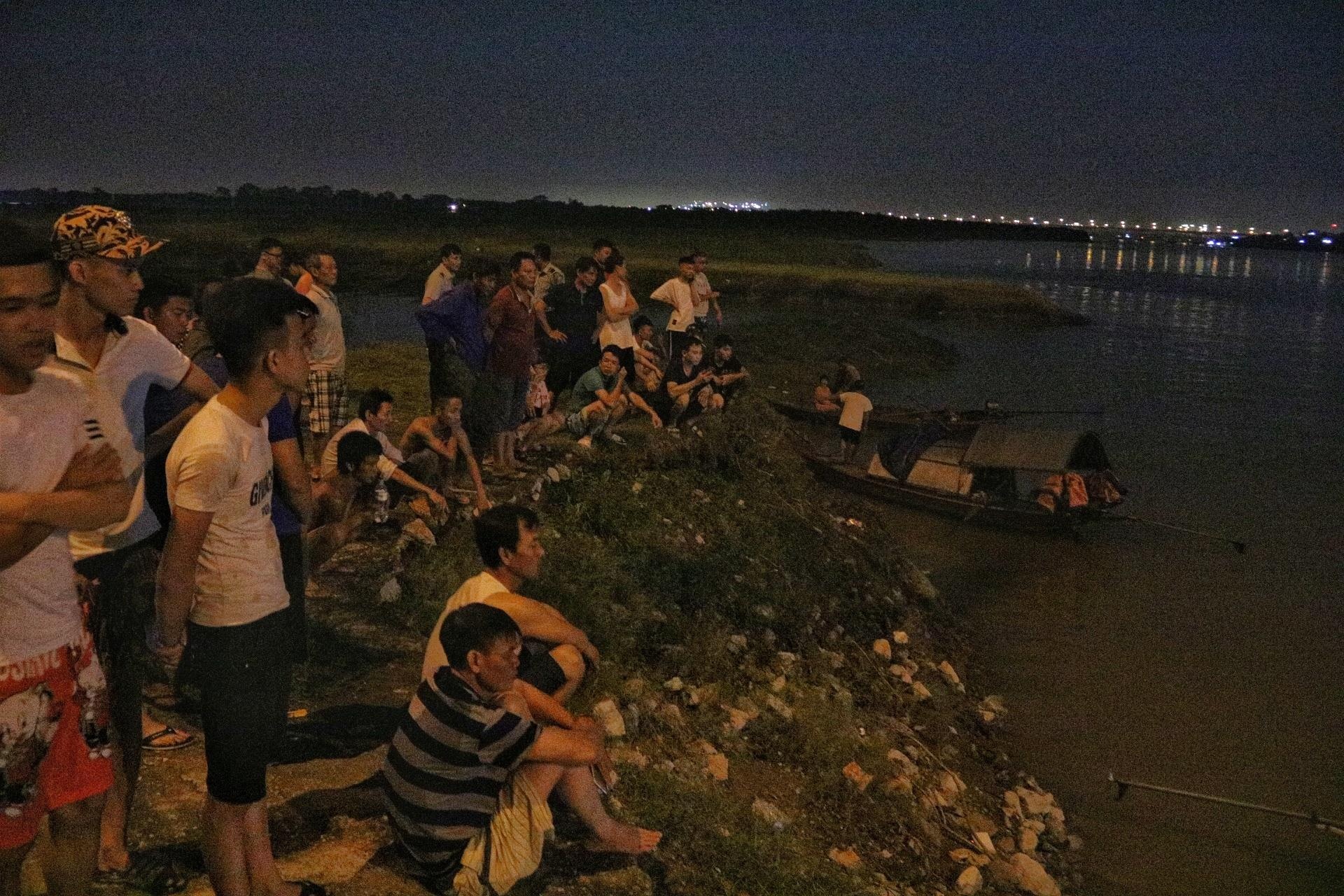 Nữ sinh nhảy cầu Vĩnh Tuy ảnh 5 Nu sinh nhay cau Vinh Tuy anh 5