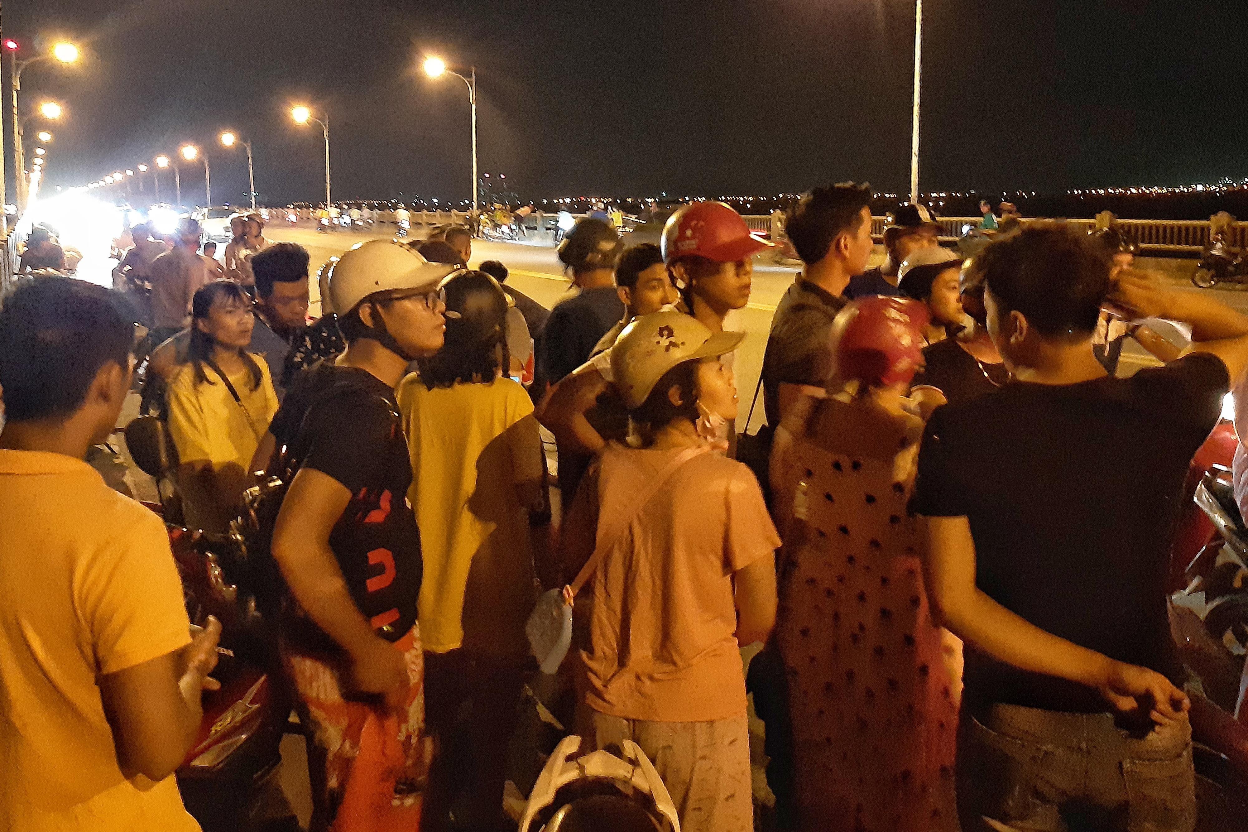 Nữ sinh nhảy cầu Vĩnh Tuy ảnh 1 Nu sinh nhay cau Vinh Tuy anh 1