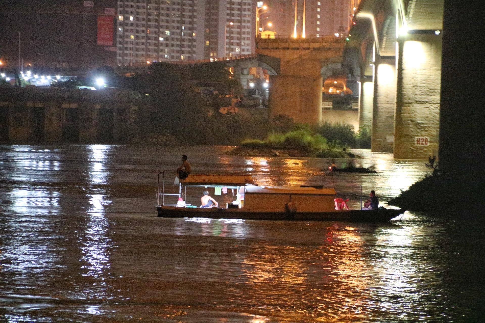 Nữ sinh nhảy cầu Vĩnh Tuy ảnh 7 Nu sinh nhay cau Vinh Tuy anh 7