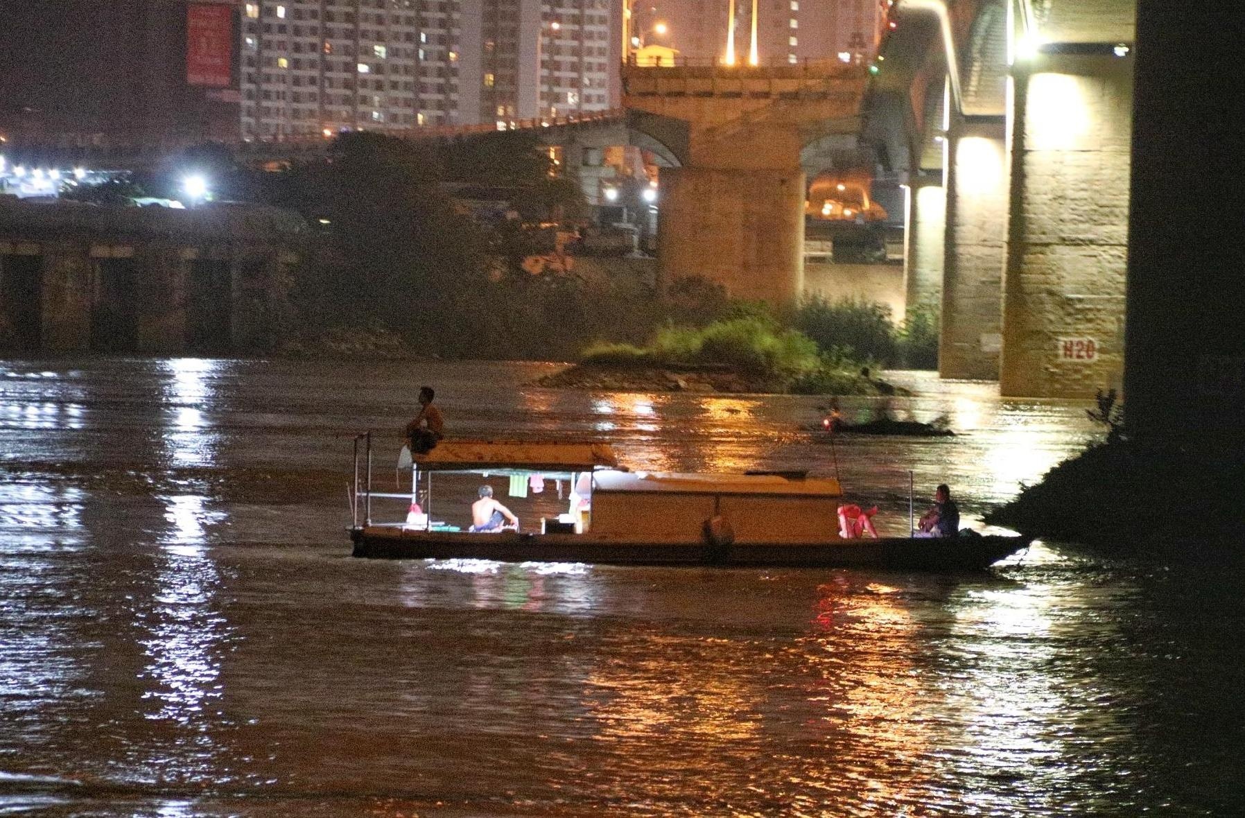 Trang dem tim vot nu sinh nhay cau Vinh Tuy hinh anh