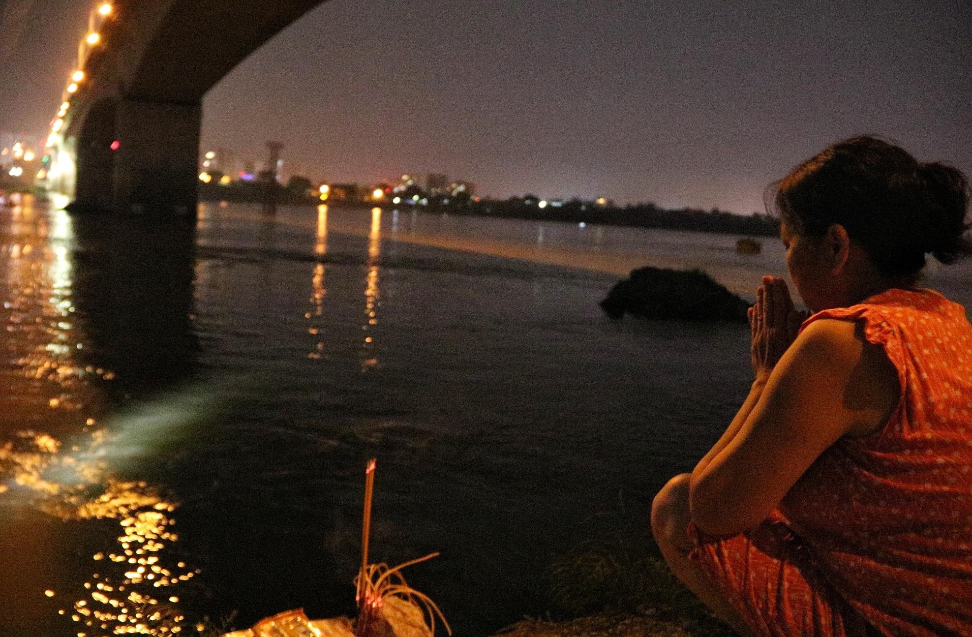 Nữ sinh nhảy cầu Vĩnh Tuy ảnh 4 Nu sinh nhay cau Vinh Tuy anh 4