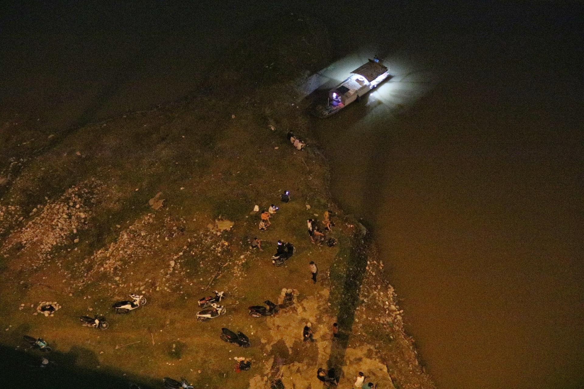 Nữ sinh nhảy cầu Vĩnh Tuy ảnh 6 Nu sinh nhay cau Vinh Tuy anh 6