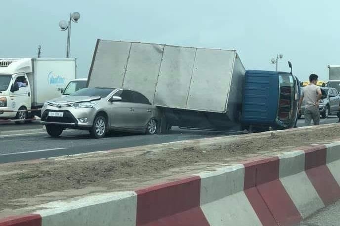 Xe tai lat nghieng de bep oto con, cau Thanh Tri un tac gan 10 km hinh anh